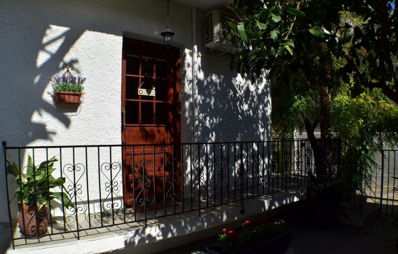 شقة فولوس  في House Inside Garden المظهر الخارجي الصورة