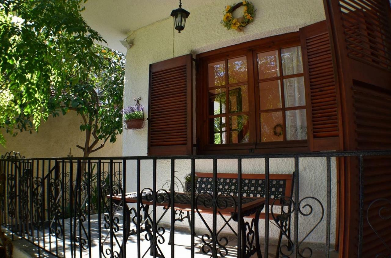 شقة فولوس  في House Inside Garden المظهر الخارجي الصورة