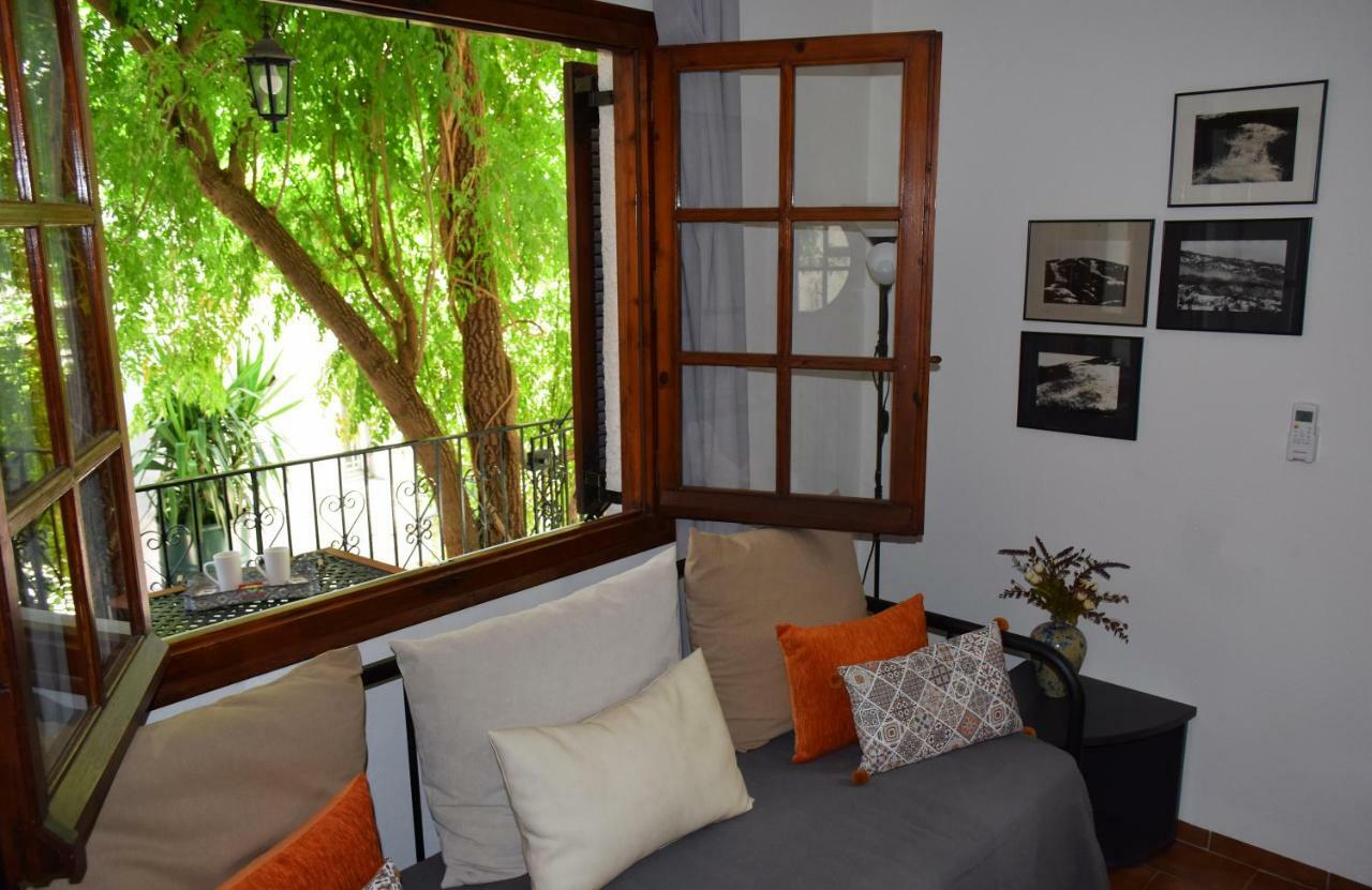 شقة فولوس  في House Inside Garden المظهر الخارجي الصورة