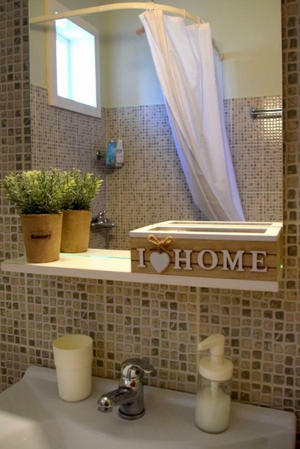 شقة فولوس  في House Inside Garden المظهر الخارجي الصورة