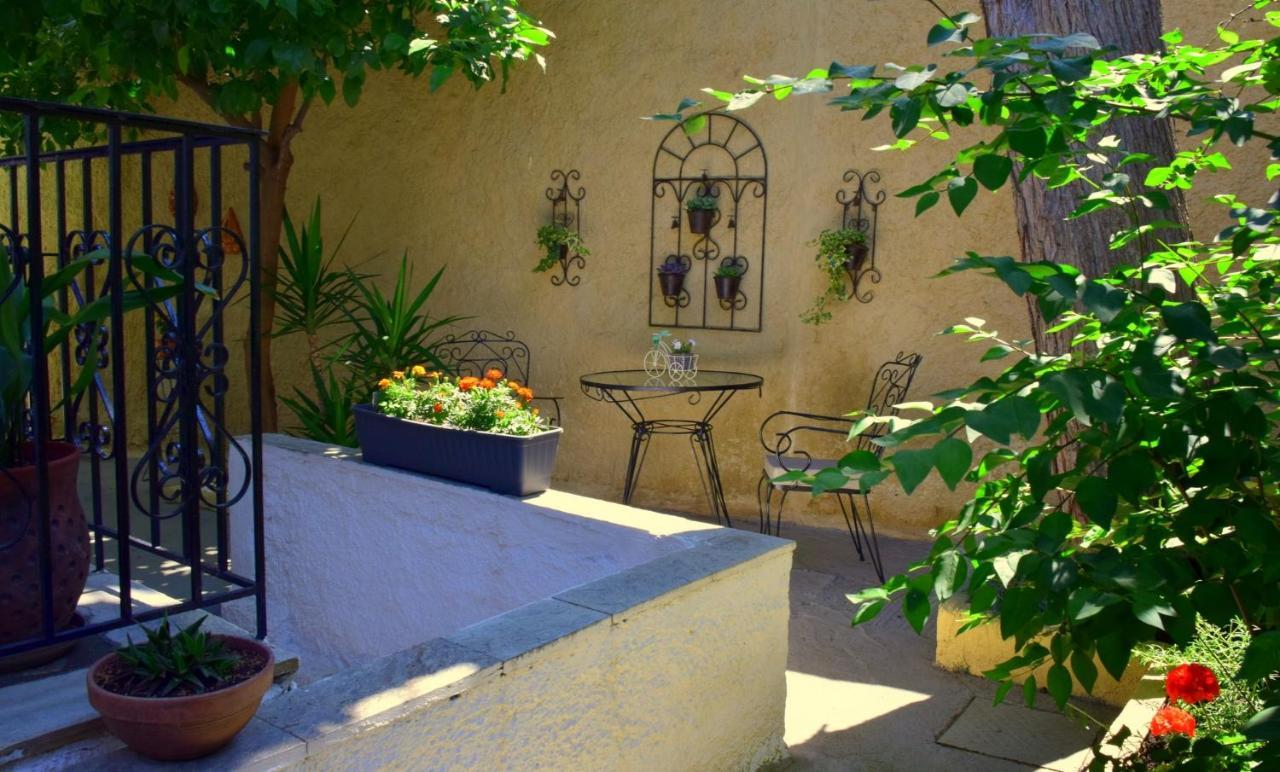 شقة فولوس  في House Inside Garden المظهر الخارجي الصورة