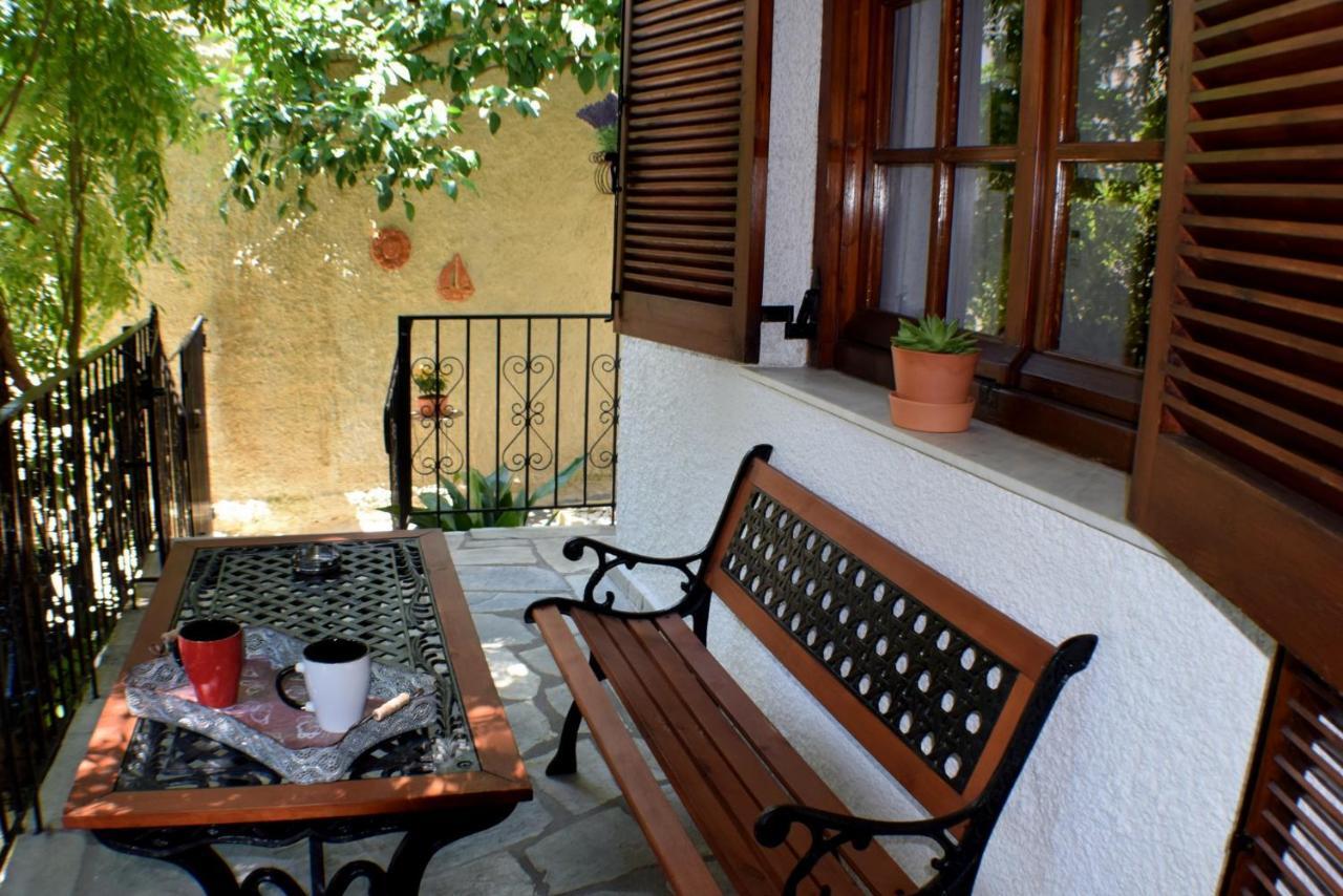 شقة فولوس  في House Inside Garden المظهر الخارجي الصورة