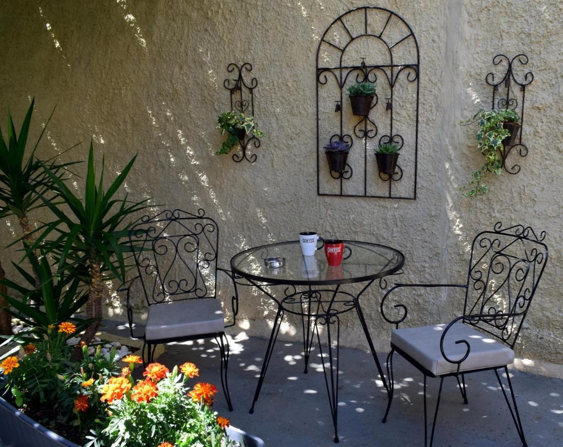 شقة فولوس  في House Inside Garden المظهر الخارجي الصورة