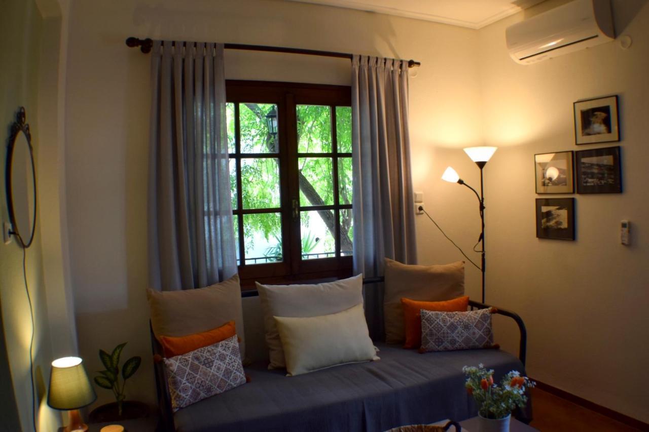 شقة فولوس  في House Inside Garden المظهر الخارجي الصورة
